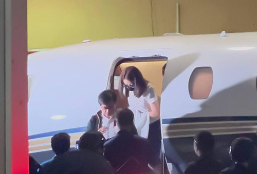 マニラ空港に到着したアリス・グオ前町長=6日未明(入管提供)