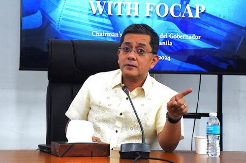 会見で冒頭発言を述べるガルシア選管委員長=26日、首都圏マニラ市中央選管本部で竹下友章撮影