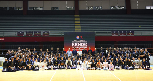 第6回全フィリピン剣道大会の参加選手と石川総領事ら=ダバオ市で太田勝久撮影