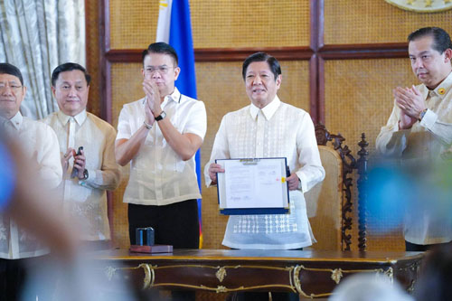 比海域法に署名したマルコス大統領=8日、首都圏マニラ市大統領府(大統領府提供)