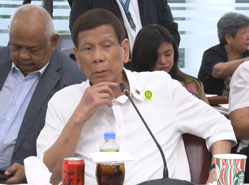 下院公聴会で証言するドゥテルテ前大統領=13日、下院公式フェイスブックより