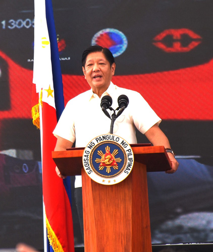 LRT1延伸線フェーズ1開通式でスピーチするマルコス大統領=15日、首都圏パラニャーケ市ドクターサントス駅で竹下友章撮影