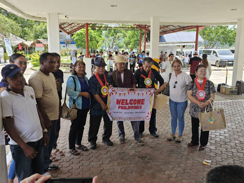 沖縄から来た親族と再度対面したサムエルさん(中央)=15日、パラワン州コロン島(PNLSC猪俣典弘代表提供)