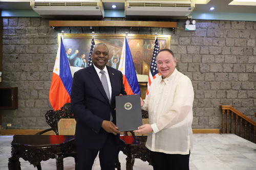 国防省で会談したオースティン米国防長官とテオドロ国防相(右)=比国防省提供