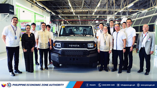 次世代「タマラウ」とトヨタ・モーター・フィリピンの幹部、パンガPEZA長官(前列右から4人目)ら=PEZAプレスリリース