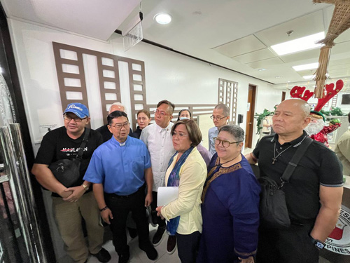 サラ氏を弾劾する告発状を提出したデリマ元上院議員(中央)ら=2日、アクバヤン提供