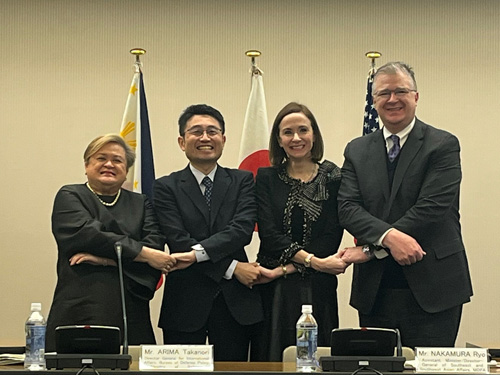 左から比外務省のラザロ外務次官、 日本外務省の中村南部アジア部長、米国家安全保障会議のラップフーパー上級部長、クリンテンブリンク米外務次官補=10日、東京(日本外務省が公開)