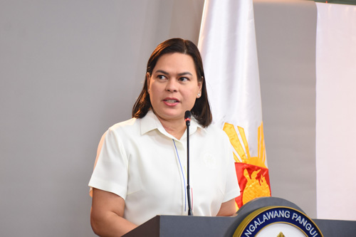 会見で記者団の質疑に応じるサラ副大統領=11日午後、首都圏マンダルーヨン市の副大統領事務所で竹下友章撮影