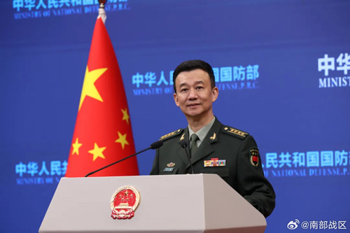 会見に臨んだ中国国防省の呉謙報道官=13日(人民解放軍南部戦区公式SNSより)