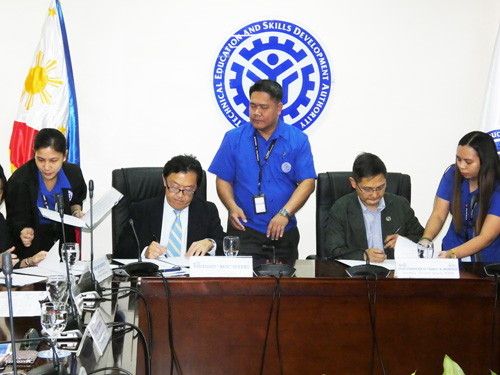 MOA締結書に署名するJFMの鈴木勉所長とTESDAのホセ・ベニテス長官=17日、技術教育技能開発庁本部で萩原裕之撮影