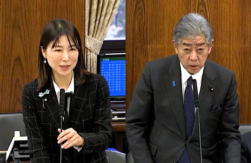 質疑する塩村あやか議員(左)と答弁する岩屋毅外相=19日、参議院