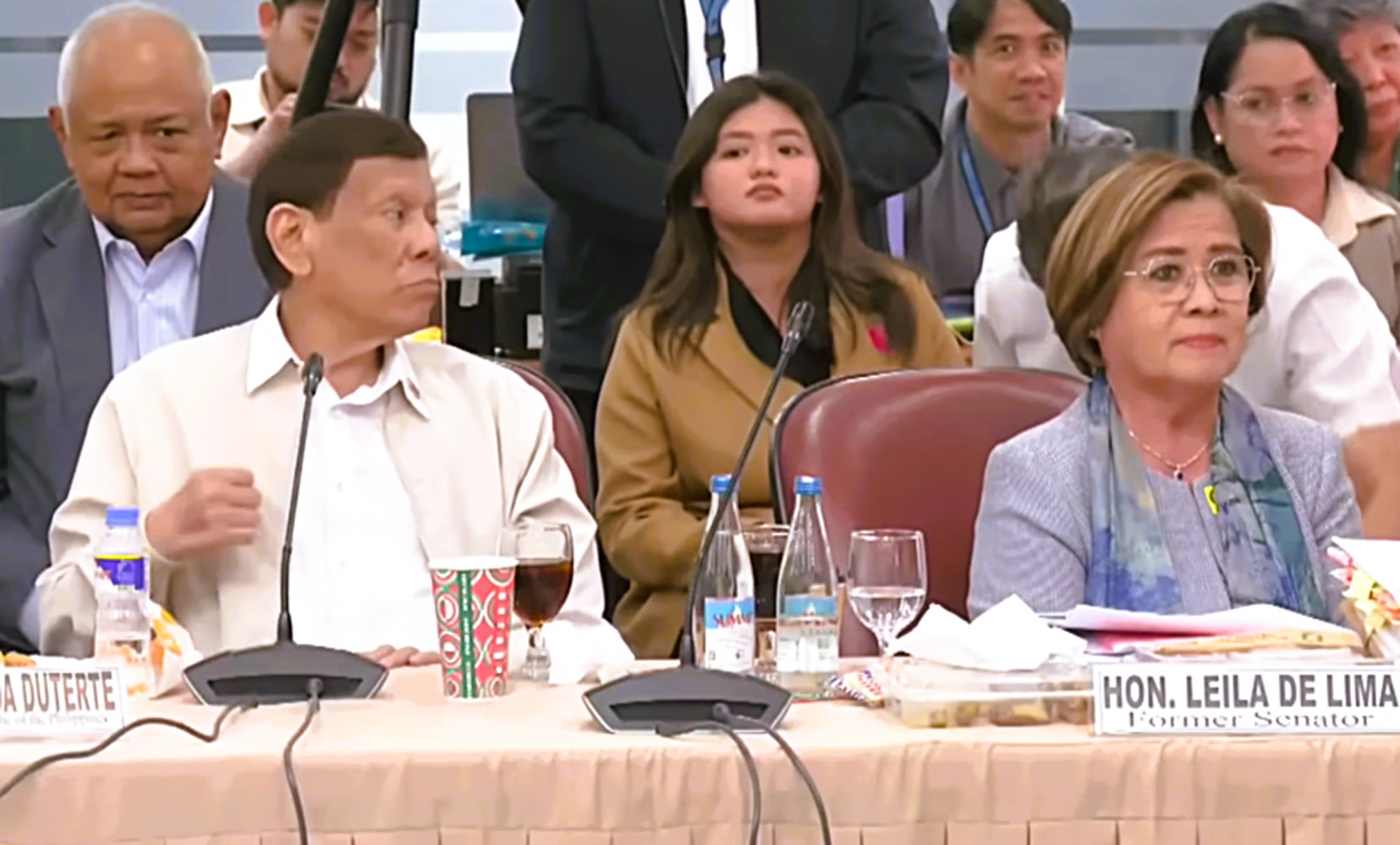 デリマ氏を殴るようなしぐさをするドゥテルテ前大統領=昨年11月