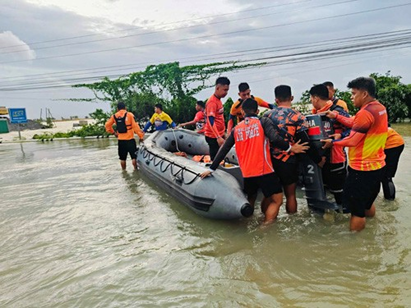 2024年10月に台風被災を受けた南カマリネス州で捜索活動に従事する比空軍の水難救助チーム=比空軍提供写真