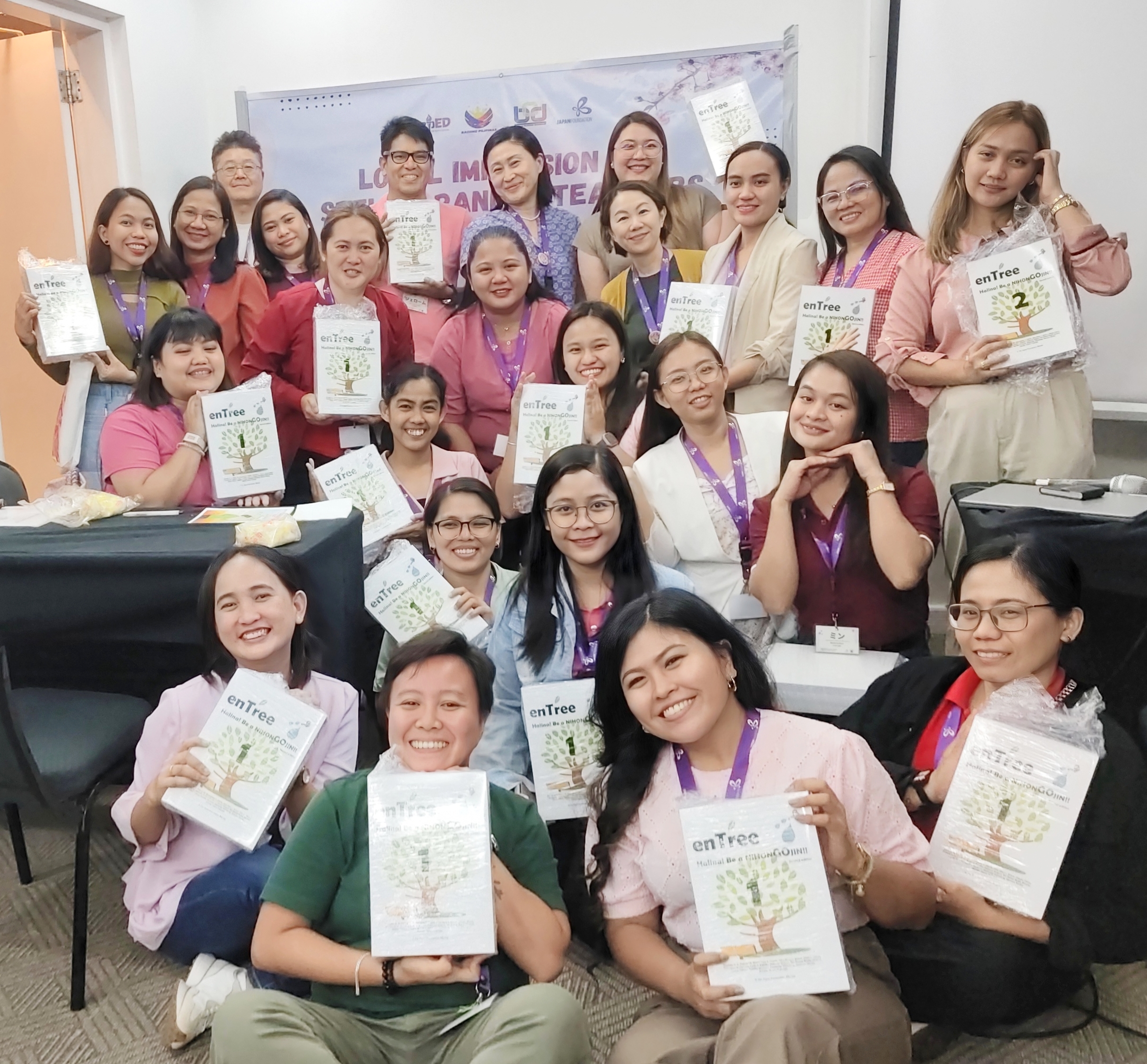 国際交流基金マニラ日本文化センター(JFM)による5日間の日本語研修「フォローアップ・セッション」を終えたフィリピン人教員ら。最後尾左から3人目が伊藤亜紀日本語教育専門家、最前列右端がシャハラシャマレシア・ハパ先生=15日、首都圏マカティ市で岡田薫撮影。