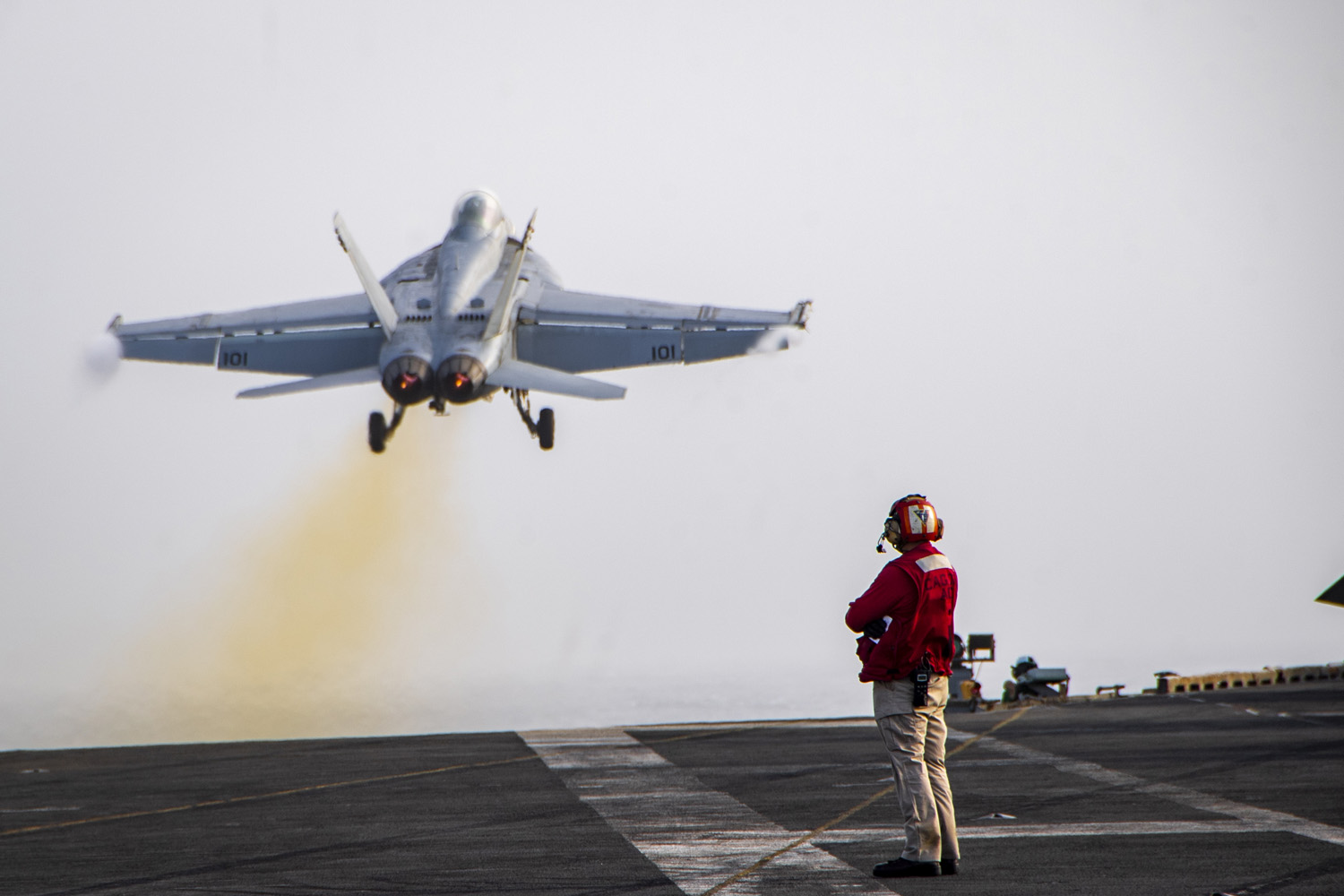 空母ニミッツから発艦する戦闘機スーパーホーネット=8月(米海軍公式SNSより)