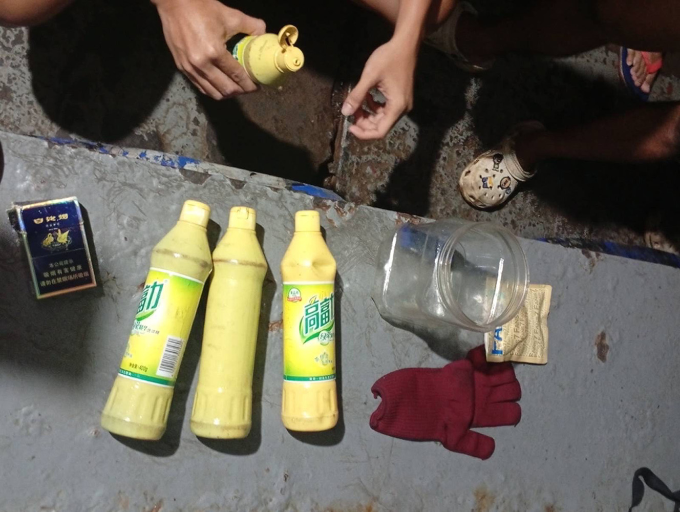 押収されたシアン化合物容器や漁具=比国軍提供